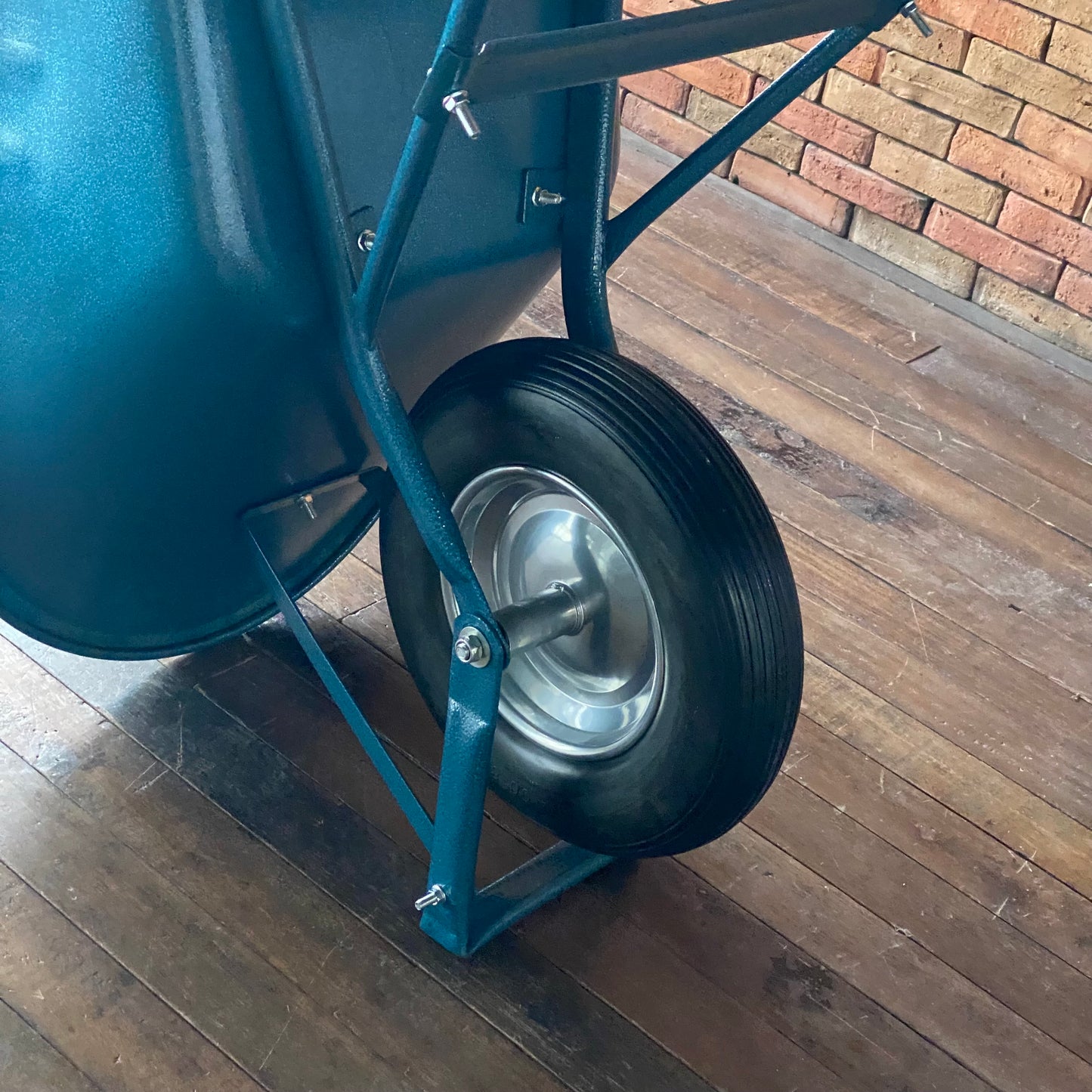 Viking Engineered Mega Deep-Type Wheelbarrow – 85 Liters Capacity (BW82E)